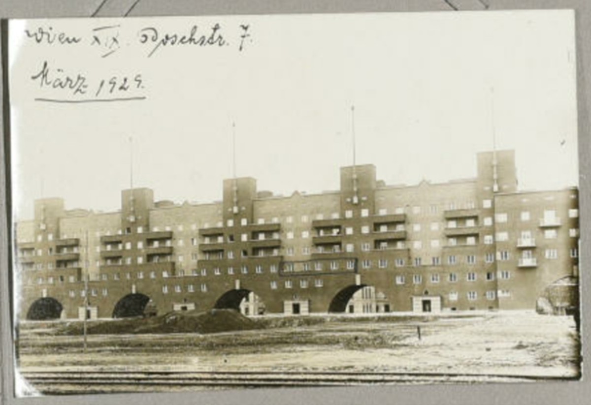 : Foto of Karl-Marx-Hof building, showing its long facade with multiple balconies and arched entrances