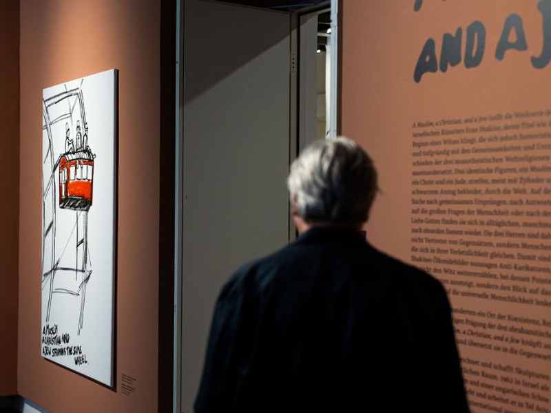 Eine Dame betritt eine Kunstausstellung
