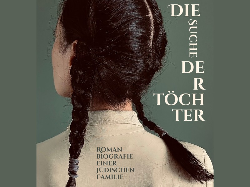 Rückansicht einer Frau mit zwei geflochtenen Zöpfen, beiger Bluse vor grauem Hintergrund mit Text zum Buch 'Die Suche der Töchter' von Frank A. Stern
