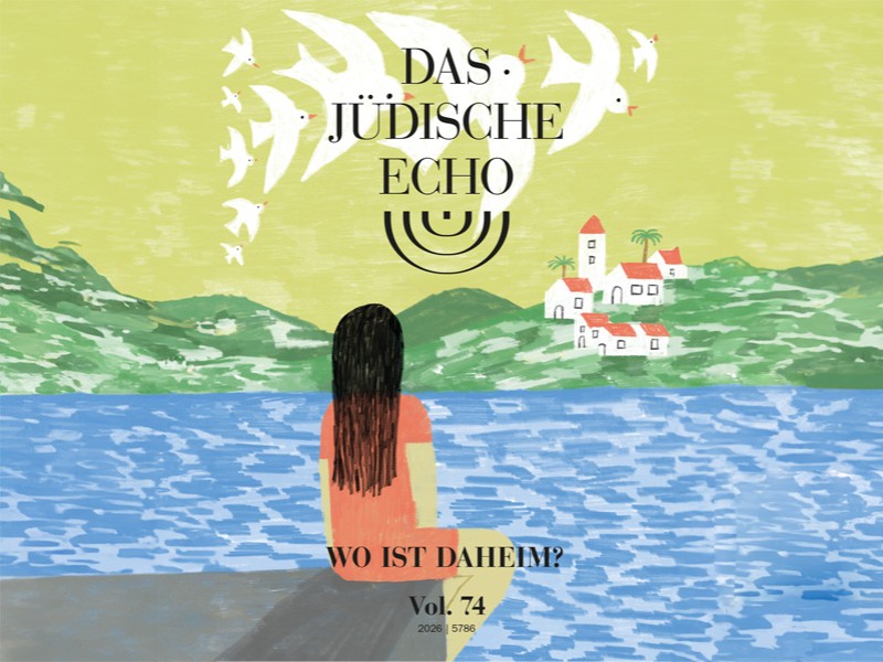 Illustration einer Person mit langen dunklen Haaren, die an einem Wasserufer sitzt und auf ein Dorf mit weißen Häusern und roten Dächern blickt, darüber fliegen weiße Tauben, Text 'DAS JÜDISCHE ECHO' und 'WO IST DAHEIM?'