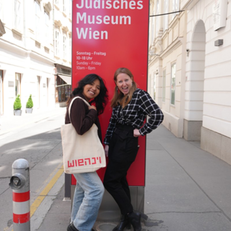: Two young woman smiling in front of the Jewish Museum Vienna