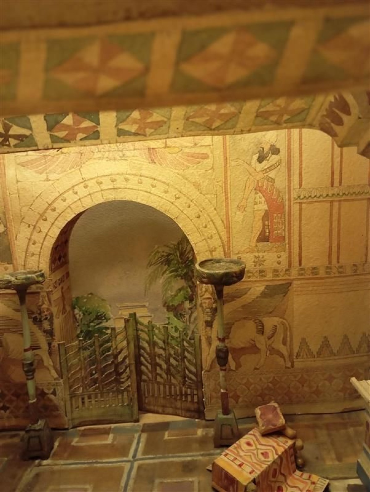 Miniaturobjekt mit bemaltem Bogen und Wandmalereien: Miniaturräumlichkeit mit bemaltem Bogen, Wandmalereien von Tieren und Personen, zwei hohen Kerzenhaltern und einem kunstvoll verzierten Bett.