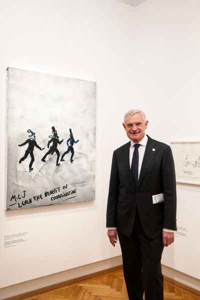 : Ein Herr in einer Kunstausstellung
