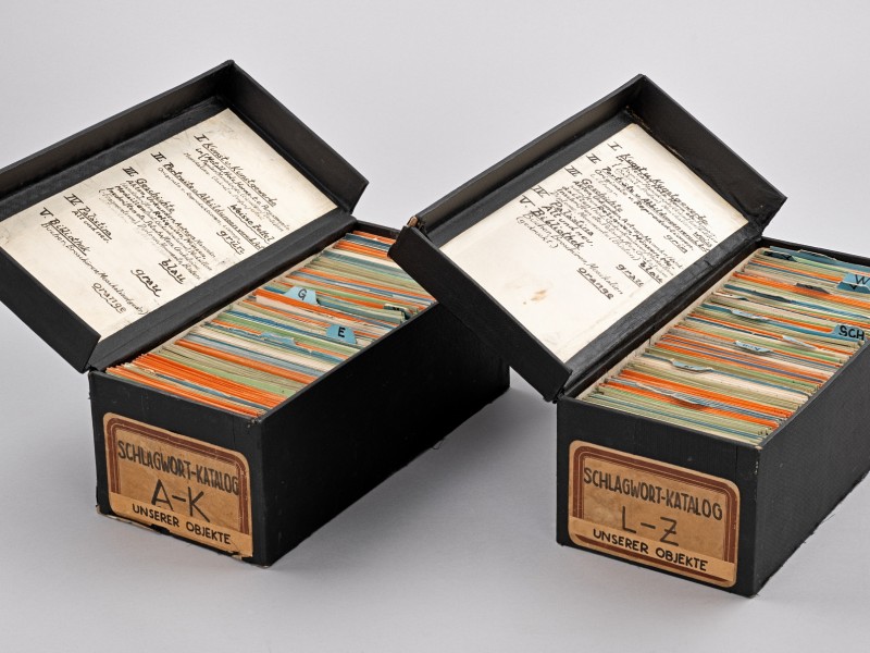 Zwei schwarze Kisten befüllt mit farbigen Karteikärtchen