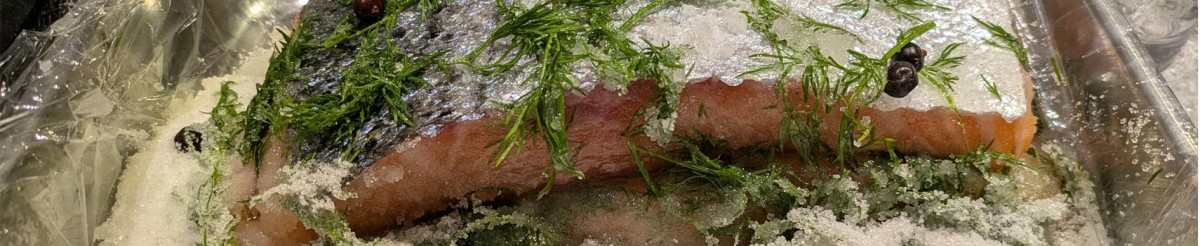 : Lachsfilet mit Dill und Salz in einer Aluschale.