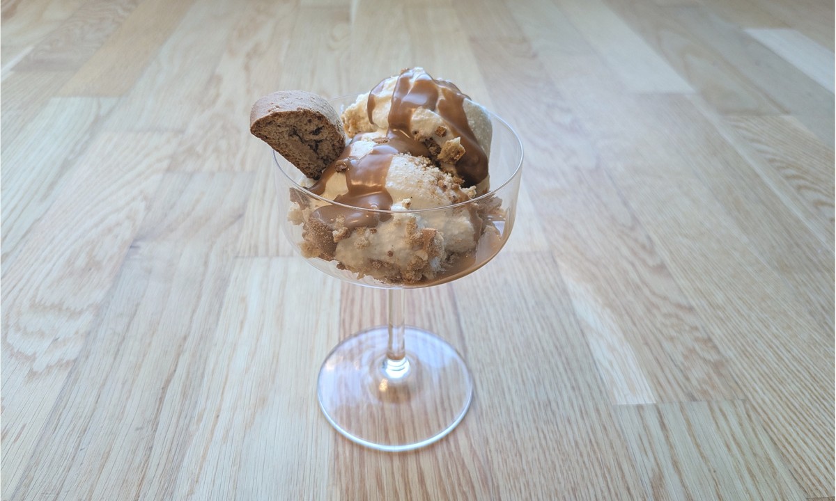 Icream Cup with two scoops of icecream, caramel sauce and Mandelbrot