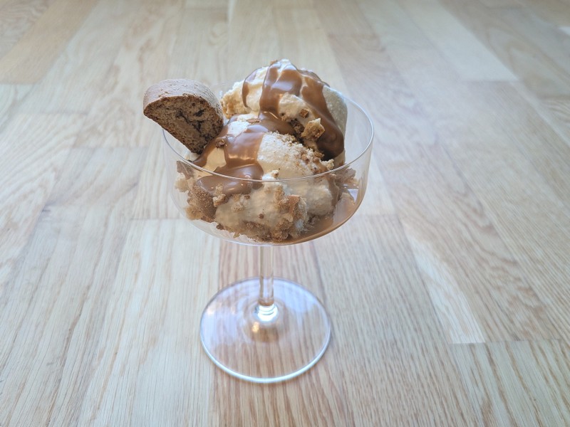 Icream Cup with two scoops of icecream, caramel sauce and Mandelbrot