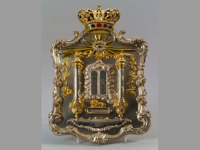 Verziertes silbernes und goldenes Tafelobjekt mit königlicher Krone, zwei Säulen, einer Tafel mit hebräischer Schrift und einem liegenden Löwen